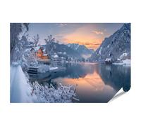 islandburner Poster con immagine Prime, alberi innevati davanti al tramonto sulla tranquilla riva del lago in inverno, immagini di alta qualità
