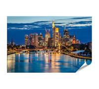 islandburner Poster Premium Vista sullo skyline di una città di notte con edifici illuminati e un ponte, grande formato