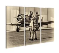 islandburner, Quadro moderno Un modello bruna in abiti d'epoca con un pilota e un aereo della seconda guerra mondiale Stampa su tela Quadri x salotto cucina mobili ufficio casa RPM