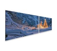 islandburner Quadro su tela Piccola capanna in legno con albero di Natale illuminato nella radura della foresta innevata davanti alla montagna