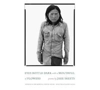 Jake Skeets Eyes Bottle Dark with a Mouthful of Flowers (Tascabile)