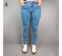 Jeans azzurri per tutti i giorni Scopri uno stile disinvolto con questi jeans slim fit versatili. Il loro tessuto confortevole e la classica tonalità blu li rendono ideali per qualsiasi occasione casu