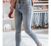 Jeans slim fit elasticizzati da donna: questi jeans vestono perfettamente, presentano polsini con cerniera, un classico design a cinque tasche e una vita medio-alta. Valorizzano la figura, sono comodi