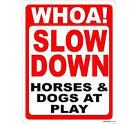 JINKAIRUI Cartello stradale di avvertimento Whoa Slow Down Horses & Dogs at Play. Stalle di cavalli e pascoli in metallo, decorazione artistica da parete, segnale di avvertimento di sicurezza, per