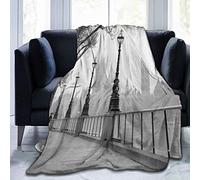 JISMUCI Coperta in pile di flanella morbida, Big Ben From Walking Way by Thames River con lanterne sotto la pioggia, per divano/sedie/divano, leggera, calda e accogliente (204 x 153 cm)