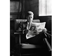 John F Kennedy legge il giornale | Poster | Wall Art | Home Decor |