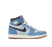 Jordan Air 1 Retro High OG è Probabilmente Il più Amato Modello di Sempre, così Come Quello Che più ha rivoluzionato la Storia delle Sneakers. Partita dai parquet cestistici nel 1985, la AJ 1 h