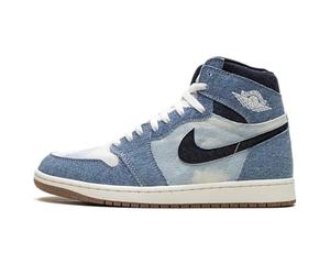 Jordan Air 1 Retro High OG è Probabilmente Il più Amato Modello di Sempre, così Come Quello Che più ha rivoluzionato la Storia delle Sneakers. Partita dai parquet cestistici nel 1985, la AJ 1 h