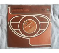 JULIET ROBERTS / CAUGHT IN THE MIDDLE