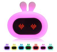 Kadoing® Coniglio sveglia per bambini (bianco) - con espressioni facciali e funzione touch - Orologio Digitale con luce - Lampada notturna - Camera dei bambini - Giocattolo - Allenatore del sonno