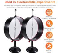 Katnetoly Insegnante di Elettricità Dimostra Esperimento di Elettrometro per Studenti Delle Scuole Superiori.