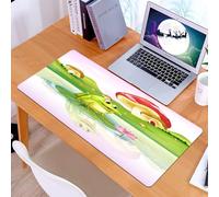 KDWJS Tappetino per mouse XXL Speed Gaming - 90x40 cm - XXL Mousepad - base antiscivolo - migliora la precisione e la velocità - Fumetto di una rana verde seduta su un loto circondata da una casa a f