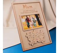 Keruidian Foto di famiglia personalizzata in legno artigianale con cognomi e sei il pezzo che ci tiene insieme, regalo per la festa della mamma (20 x 30 cm)