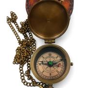 KHUMYAYAD Bussola tascabile in ottone, realizzata a mano, completamente funzionale, bussola nautical anticata, bussola incisiva, bussola steampunk con custodia in pelle.
