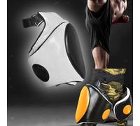 Kickboxing del treno della coscia curva di boxe che esercita il calcio di