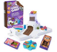 Kinetic Sand, Laboratorio dei Dolci con 453 g di Sabbia modellabile, Custodia a Forma di Snack, 8 Attrezzi e formine, Giocattolo sensoriale a Tema Alimenti e Creativo per Bambini dai 5 Anni in su