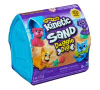 Kinetic Sand , Mini Cagnolino, 170g di Sabbia Cinetica Naturale, 1 Cagnolino a Sorpresa, 2 Accessori, Custodia a Forma di Cucci NEW