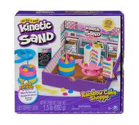 Kinetic Sand, Playset Torte Arcobaleno, 680g, Sabbia Cinetica Bambini, 3+ | Profumo Di Vaniglia, Sabbia Gialla Rosa Blu e Bianca, 10 Attrezzi Da Cucina, Alzata Per Torta, Motricità Fine