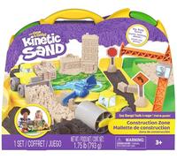 Kinetic Sand, Cantiere Edile Set di Gioco, Sabbia Cinetica Bambini con 454g di Sabbia Modellabile, 2 Camion Giocattolo, Gru e Attrezzi, Gioco Sensoriale, Regalo 3+ Anni