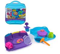 Kinetic Sand, Set di Gioco Squish Motion, Sabbia Colorata Rosa, Gialla, Blu, Sabbia Cinetica 453g, 5 Accessori, Comoda Valigetta. Giocattoli per Bambini e Bambine, 3+ anni, Gioco di sabbia Kinetic San