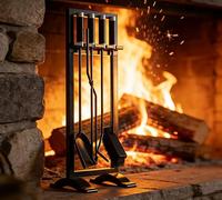 Kingson - Set di accessori per caminetto, 4 pezzi, include attizzatoio, pala, spazzola e pinze - 61 cm, attrezzi per focolare con manici in acciaio inossidabile e ferro - Supporto nero moderno