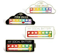 KIRZAX Batteria Sociale Pin,4 Pezzi Divertente Spilla per L'Umore Interattivo per 7 Giorni, Smalto Badge Nizza Spilla Gioielli (Bianco + Nero)