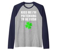 Kiss Me I'm fingendo di essere irlandese Festa di San Patrizio Maglia con Maniche Raglan