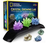 Kit "Cresci Cristalli" di NATIONAL GEOGRAPHIC - 3 coloratissimi cristalli da far crescere, un supporto per l'esposizione che s'illumina, 3 esemplari di vere pietre preziose tra cui un geode