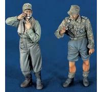Kit modello figure in resina 1/35 due soldati tedeschi radono da barba...