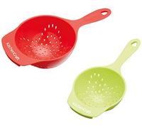 KitchenCraft Healthy Eating Set di Mini Colini / Colapasta in Plastica, Comoda Base d'Appoggio e Manico con Foro per Appenderli, Rosso / Verde (Pacco da 2 pezzi)