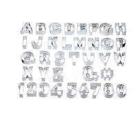 KitchenCraft Sweetly Does It Set di tagliabiscotti alfabetici con sacchetto di conservazione, in confezione regalo, in metallo (set di 34 stampini grandi per numeri e lettere) Argento, 6,5 x 4,5 cm
