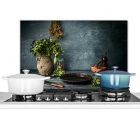 KitchenYeah© Pannello Paraschizzi da Cucina Alluminio 60x40 cm Alzatina Top Decorazioni Pannelli Paraspruzzi Erbe - Spezie - Padella - Coltello - Grigio - Rustico