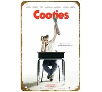 KNIOIL Cooties (#4 di 8) Who knows where the substitute teacher is?, poster vintage del film 2014 in metallo con logo Family Club Bar Cafe camera da letto decorazione artistica da parete regalo 20,3 x