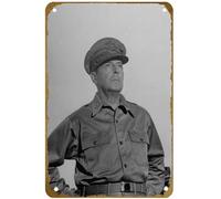 KNIOIL General Douglas Macarthur Standing in Front of Manila City Hall Collections Poster Vintage Metal Tin Sign Logo Family Club Bar Cafe Camera da letto Decorazione artistica da parete regalo 20,3 x
