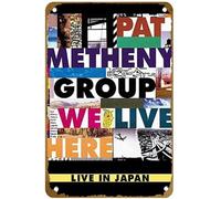 KNIOIL Pat Metheny Group: We Live Here Live In Japan, poster vintage in metallo con logo Family Club Bar Cafe Camera da letto Decorazione artistica da parete regalo 20,3 x 30,5 cm