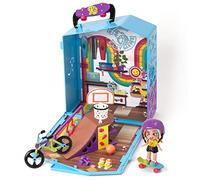 KOOKYLOOS Lizzie's Pop Up Sport Shop - Negozio sportivo con accessori, bambola esclusiva con 3 espressioni e 2 animali esclusivi inclusi biciclette, skateboard, rampa e cestino da basket