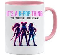 kpop demon hunters | Tazza anime con scritta It's a Kpop Thing | Divertente tazza da caffè idea regalo per i fan di Zoey Rumi Huntrix | Kpop Merch Tazza Ufficio Scuola | Ceramica, Bianco/Rosa, 330 ml