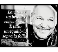 KUSTOM ART Poster da Parete Serie Citazioni e Aforismi la Vita è un Brivido che Vola via è Tutto un Equilibrio Sopra la Follia di Vasco Rossi Stampa su Carta Patinata 40x30cm Senza Cornice