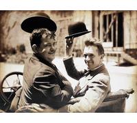 KUSTOM ART Poster Decorativo da Parete Serie Attori Celebri Stan Laurel & Oliver Hardy Salutano in Automobile (Stanlio ed Ollio) Stampa Artistica su Carta Patinata 4x30 cm Senza Cornice