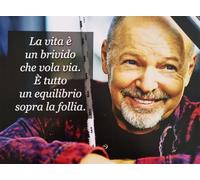 KUSTOM ART Poster Decorativo da Parete Serie Citazioni e Aforismi Vasco Rossi la Vita è un Brivido che Vola via è Tutto un Equilibrio Sopra la Follia Stampa su Cartoncino 40x30cm Senza Cornice