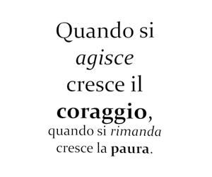 KUSTOM ART Poster Decorativo da Parete Serie Citazioni ed Aforismi Quando si Agisce Cresce il Coraggio Quando si Rimanda Cresce la Paura Stampa Artistica su Carta Patinata 42x30 cm Senza Cornice