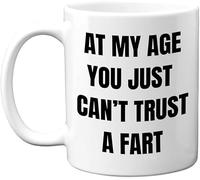 KWQDOZF Divertente ceramica per anziani adatta a uomini e donne, lavabile in lavastoviglie e adatta al microonde alla mia età. Non puoi fidarti di un tema scoreggia per la famiglia, 315 ml.