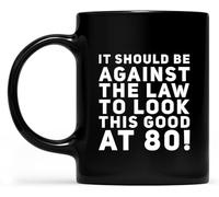 KWQDOZF Dovrebbe essere contro la legge apparire così bene a 80 anni. Tazza da caffè originale. Tazza in ceramica con stampa su entrambi i lati per tè e latte con manico, 11 once.