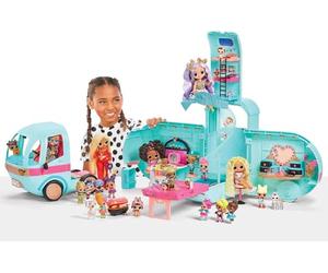 L.O.L. Surprise OMG Glam N' Go Camper Set da gioco con oltre 50 sorprese e gioco a 360°, arredato con piscina, scivolo d'acqua, letti a castello, vanity, barbecue, cabina DJ e altro ancora - Età 4+