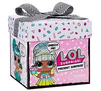 L.O.L. Surprise! Present Surprise - Bambola Tema Mese dell’Anno con 8 Sorprese, Divertente Cambiamento di Colore e Accessori alla Moda, Present Surprise Serie 1, Bambole Collezionabili, Età 3+