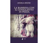 La bambina con il coniglietto di pezza