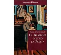 La bambina dietro la porta