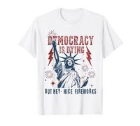 La democrazia sta morendo, ma ehi bella statua della libertà dei fuochi d'artificio Maglietta