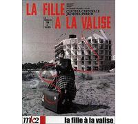 La fille a la valise