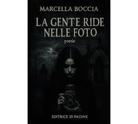 La gente ride nelle foto